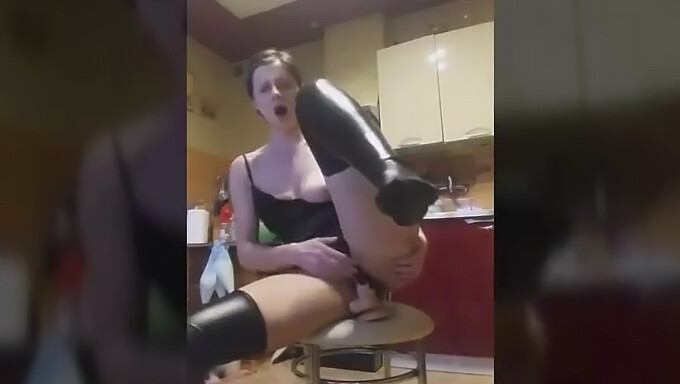 Une Polonaise Adore Chevaucher Un Gode Sur Une Chaise Pour Le Plaisir