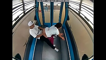 Encuentro Caliente En El Metro Entre Una Pareja Joven