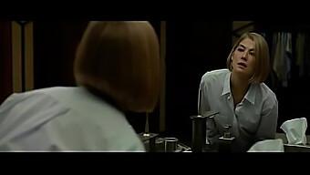 Lune Scener Med Rosamund Pike I 'Gone Girl' - Hollywood-Stil