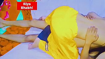 Pasangan India Menikmati Seks Yang Penuh Gairah Dari Belakang Setelah Rayuan Dan Ciuman Romantis. Riya Bhabi