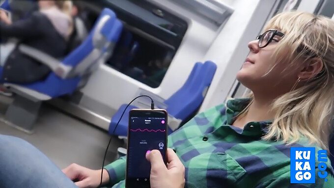 Experiență Pov A Orgasmului Feminin În Tren Cu O Jucărie Sexuală