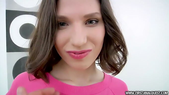 Russische Babe Met Roze Lippenstift Wordt Hard In Haar Kont Geneukt Door Een Enorme Zwarte Lul