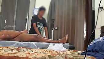 Gadis Spa Kecil Terkejut Dengan Pameran Pria Hitam Yang Besar