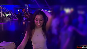 La Pequeña Belleza Tiene Sus Agujeros Pequeños Llenos En Un Baño De Club Nocturno