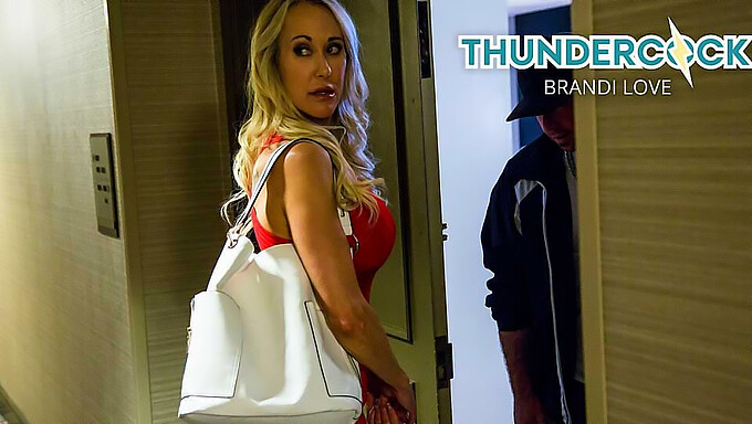 Brandi Love, Uwodzicielska Milf, Daje Niesamowitego Loda I Zostaje Ruchana Od Tyłu.