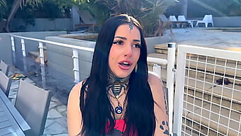 Yeni Fransız Model Laeticia, Erotik Bir Videoda Dövmelerini Ve Piercinglerini Sergiliyor