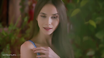 La Seducente Performance Da Sola Della Modella Leona Mia In Un Video Estremamente Hot Di Ultra Films