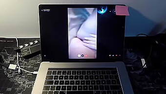 Spaanse Volwassen Actrice Bevredigt Een Fan Voor De Webcam