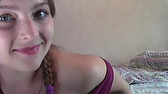 Una Ragazza Cicciona Esplora Il Mondo Della Modellazione In Webcam.