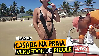 Esposa Loira Em Fio Dental De Praia Oferece Seus Seios Para Vendedor De Picolés